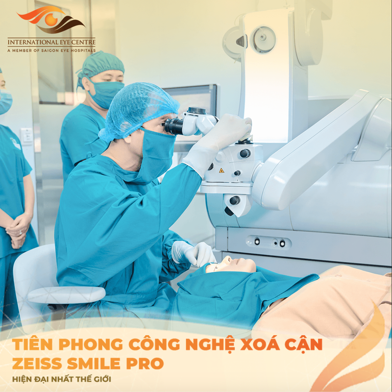 Poster tiên phong công nghệ xoá cận Zeiss Smile Pro